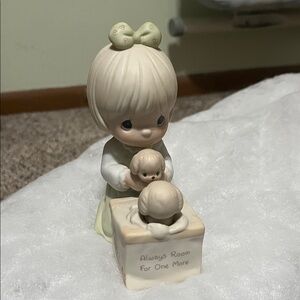 Charming Cream Figurine - Always Room for One More